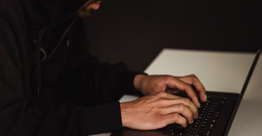 Просил денег на кислород: пенсионерка стала жертвой "космического" мошенника (фото)