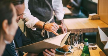 Доброе намерение оплатить обед в ресторане обернулся бумерангом против мужчины: что произошло (фото)