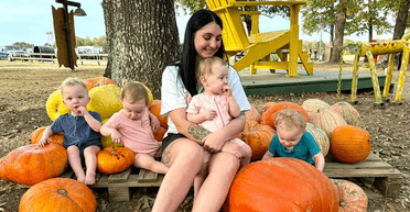 Виграла в лотерею життя: жінка несподівано дізналася, що вагітна четвірнею (фото)