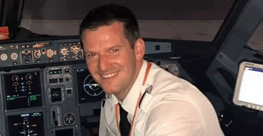 "Він легенда": пасажир сів за штурвал літака після того, як пілот не вийшов на зв'язок (відео)