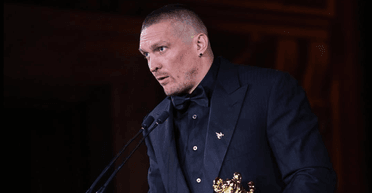 Усик захистив дисертацію: чому науковці розкритикували боксера (фото, відео)