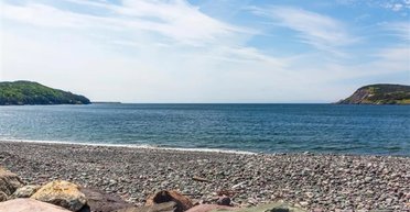 Фотографка гуляє пляжем та виявляє містичні знахідкі на узбережжі: їх там "не мало бути" (фото)