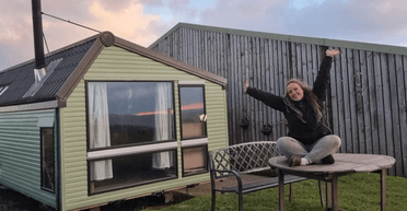 Живут без воды и света: почему пара выбрала крошечный дом в деревне (фото)