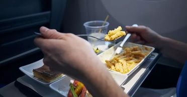 Пасажирка літака знайшла у їжі "сюрприз": пілоту після цього довелось йти на аварійну посадку