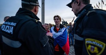 Латвия депортировала первых граждан России