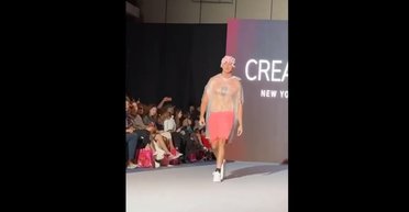 Пранкер продефилировал в купальной шапке и целлофане на неделе моды в Нью Йорке (видео)