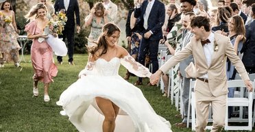 Наречений і наречена не злякалися торнадо, що насувається, і зіграли весілля на вулиці (відео)