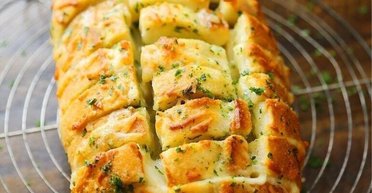 Батон, запечений із сиром і часником: рецепт ароматного й апетитного перекусу