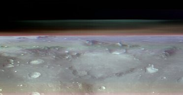 Такого не делал ни один аппарат: NASA показало уникальный снимок Марса и его спутника (фото)