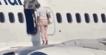 "Це наша мама": українка вийшла на крило літака, щоб подихати повітрям (відео)