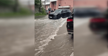 Авто "пливуть", як по річках: у Києві сильна злива паралізувала рух транспорту (фото, відео)