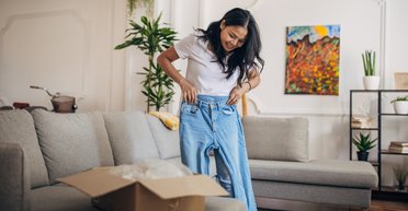 Модные тренды: шесть стильных деловых ансамблей с широкими джинсами на осень 2023