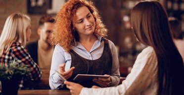 Женщина обругала официантку и спровоцировала конфликт в заведении: карма за это не заставила себя ждать