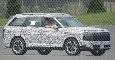 Самый большой кроссовер Hyundai заметили на дорогах до презентации (фото)