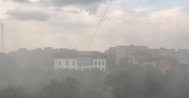 Стихия с грозами и шквалами накрыла Киев: улицы ушли под воду, а ветер повалил кран (видео)