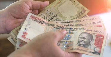 Жінка знайшла заначку, сховану від чоловіка багато років тому: витратити гроші уже не можна