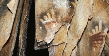 На доісторичних відбитках рук людей не вистачає пальців: учені розгадали моторошну головоломку