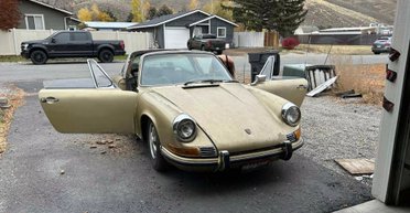 У купі старого листя та шишок виявили культовий колекційний Porsche 70-х (фото)