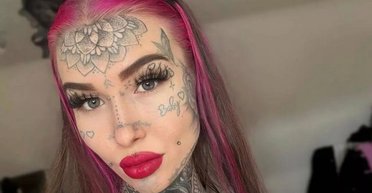 Батьки були налякані: дівчина почала робити татуювання на своєму тілі з 10 років (фото)