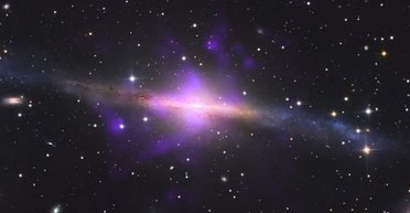 Такого ще не бачили: величезна чорна діра повернулася на бік через загадкову подію (фото)