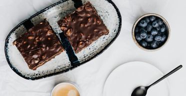 Домашние батончики "Сникерс" без выпечки и сахара: идеальный перекус для сладкоежек