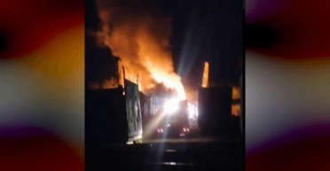 Неподалік від НПЗ: у Воронежі безпілотник упав на промисловий об'єкт, почалася пожежа (відео)