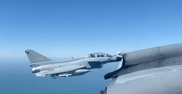 "Агрессивный маневр": китайский истребитель J-10 опасно перехватил самолет Канады (видео)
