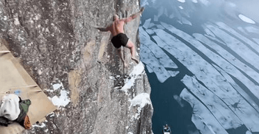 Світовий рекорд: норвежець стрибнув зі скелі заввишки 40,5 метрів у крижану воду (відео)