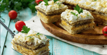 Торт из вафельных коржей бывает не только сладким, но мясным и сочным