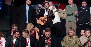 Скандал на "Лиге смеха": Полякова и Ефросинина смеялись во время песни о павших бойцах (видео)