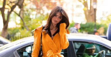 Емілі Ратаковскі продемонструвала стильну куртку на весну 2024 (фото)