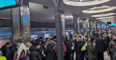 Люди еле влезают в вагоны: в Киеве из-за тревоги произошел "коллапс" транспорта (фото, видео)