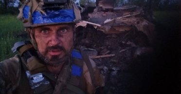 Олег Сенцов отримав чергову контузію та показав кулю з бронежилета (фото)