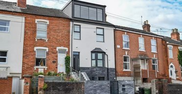 Жінка змушена знести нову частину будинку після скарг сусідів: що стало причиною (фото)