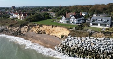 Пенсіонерка ночує в наметі через побоювання, що її будинок скоро завалиться в море (фото)