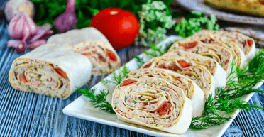 Рулет із лаваша, крабових паличок і вершкового сиру: рецепт святкової закуски