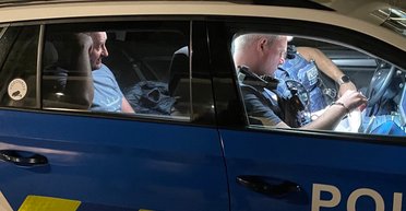 На очах у копів: журналіст Аркадій Бабченко закидав яйцями посольство РФ в Естонії (фото)