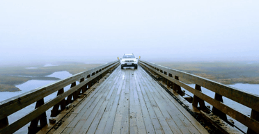 Познайомилися в мережі: жінка організувала пограбування чоловіка, поранивши його і скинувши з мосту