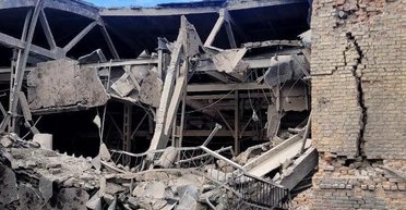 Двоє людей загинуло, шестеро – поранені: армія РФ вдарила по обʼєкту інфраструктури в Сумах