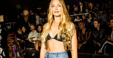 Марго Робби в купальнике с глубоким декольте позировала на отдыхе в Греции (фото)