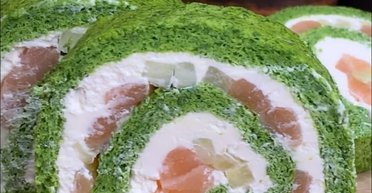 Рулет зі шпинату з рибою та сирною начинкою на святковий стіл: покроковий рецепт (відео)