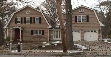 Чоловік "захопив" будинок мрії пари вартістю $2 млн: чому його не можуть виселити (відео)