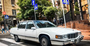 Их изготовили всего 443: в Киеве заметили люксовое американское авто 90-х (фото)