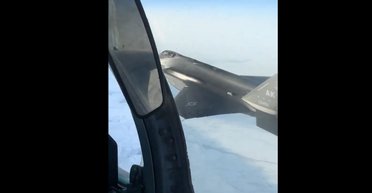 Небезпечне зближення: F-35 у повітрі "наступив на п'яти" російському Су-35 (відео)