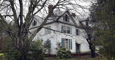 Вікно в минуле: чоловік зробив несподівану знахідку в покинутому будинку 1938 року (фото)