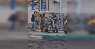 С участием человека в штатском: в Харькове мужчину забрали прямо с улицы (видео)