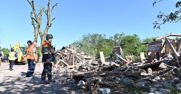 Разрушенное и в огне: появились фото после удара РФ по жилому району Харькова (фото)