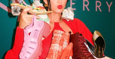 Кеті Перрі знялася для реклами свого взуття в туалеті (фото)