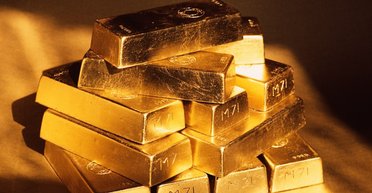 Золото дозволили залишити: чоловік копав басейн і натрапив на скарб у себе в саду