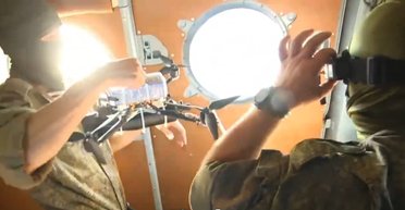 У РФ вчаться запускати FPV-дрони з вертольотів для боротьби з морськими безпілотниками (відео)